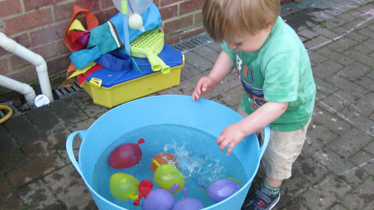 What Characteristics And Layout Are There In The EasyFill Water Balloons?